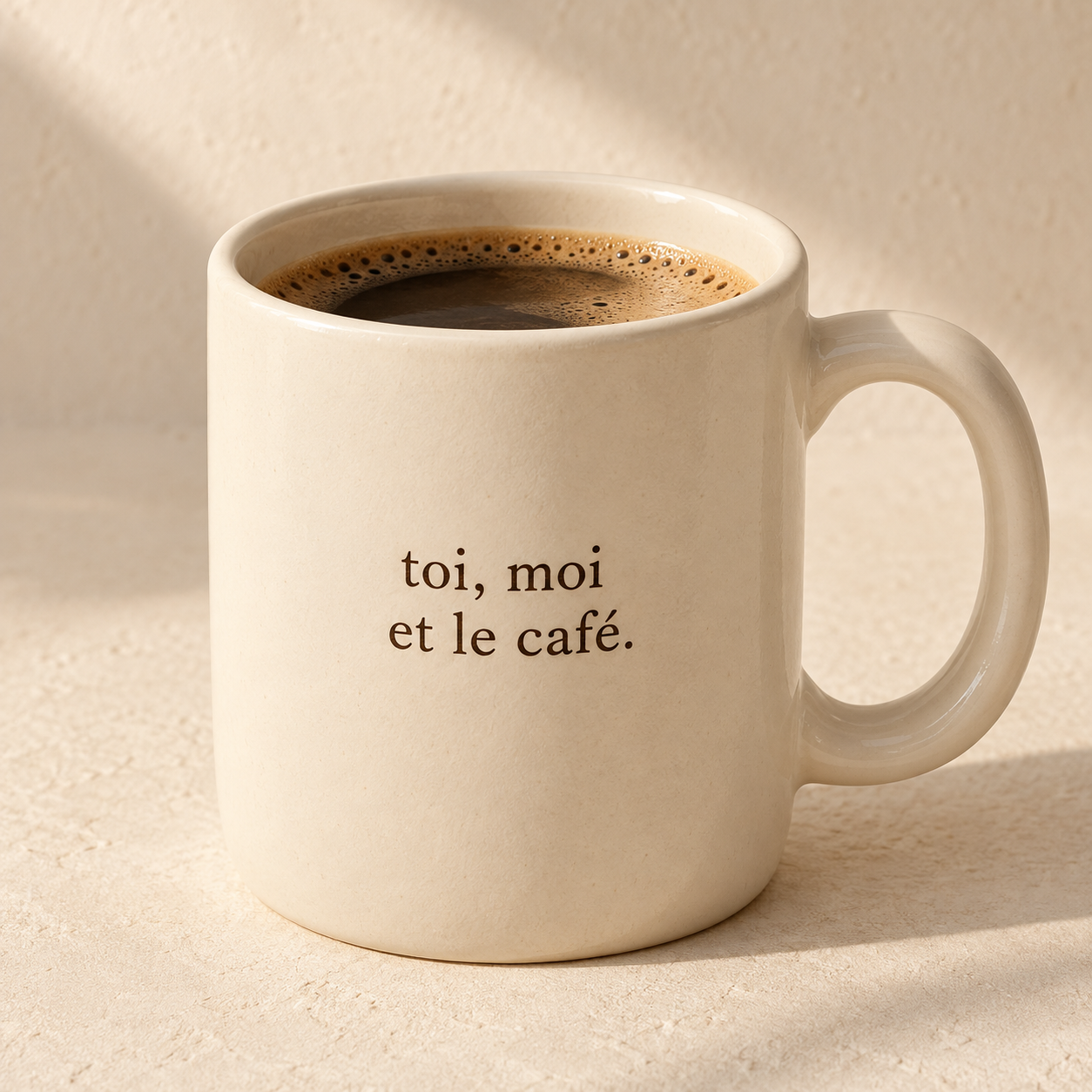 Mug crème personnalisé avec le message toi, moi et le café